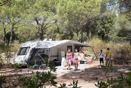 Kampeerplaats(en) - Basisprijs Comfortplaats (1 Tent, Caravan Of Camper / 1 Auto / Elektriciteit 10A) - Camping Lou Paradou