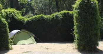Stellplatz - Stellplatz Komfort Zelt (Strom 10A) 80M² - Camping La Rouillère