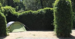 Kampeerplaats(en) - Basisprijs Comfortplaats Tent (Elektriciteit 10A) 80M² - Camping La Rouillère