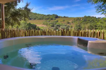 Mietunterkunft - La Cabane Lodge Sweet Premium 43M² (2 Zimmer) - Überdachte Terrasse - Jacuzzi - Camping La Rouillère
