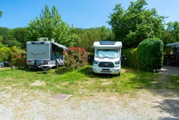 Stellplatz - Stellplatz Confort (1 Wohnwagen, Wohnmobil / 1 Auto / Strom 10A) - 80M² - Camping La Rouillère