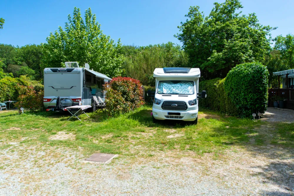 Basisprijs Comfortplaats (1 caravan of camper / 1 auto / elektriciteit 10A) - 80m²