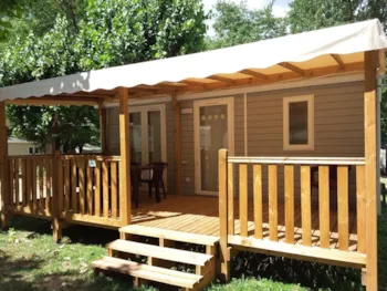 Mietunterkunft - Mobilheim Mit 2 Schlafzimmern – 6 Personen (1 Doppelbett / 2 Einzelbetten / Schlafsofa), Klimaanlage - Camping La Berge Fleurie
