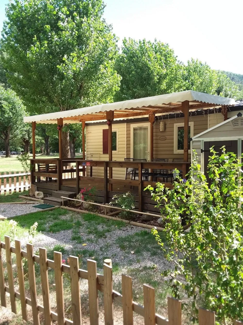 Mietunterkunft - Mobilheim Mit 3 Schlafzimmern + Ausziehbarem Sofa – 8 Personen, Klimaanlage/Tv - Camping La Berge Fleurie