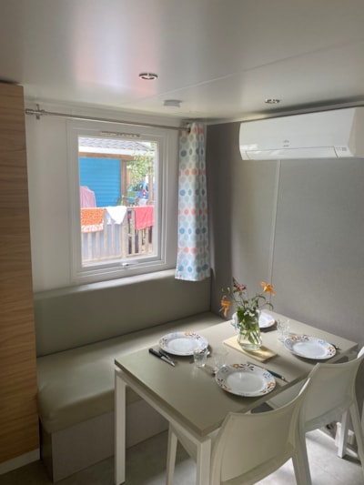 Air-conditioned mobile home + Tv model — 2