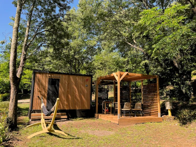 Emplacement Luxe Avec Électricité 10A ; Sanitaires Privés Et Garden Pack