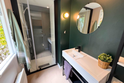 Luxury 3-bedroom mobile home with a jacuzzi