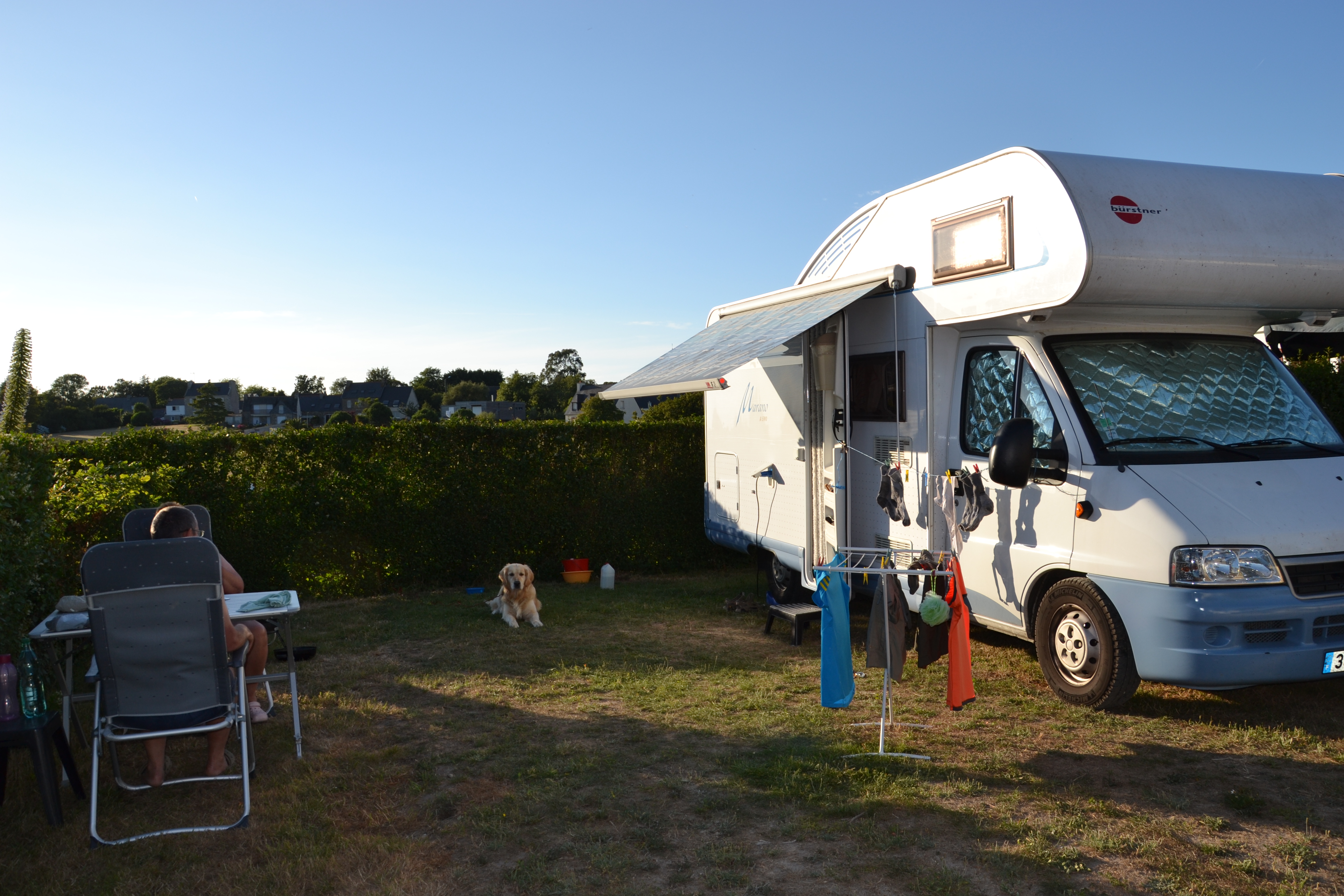Emplacement + Élec 6A + Voiture Caravane ( Pas Double Essieu ) Ou Camping-Car  Pas Ombrage