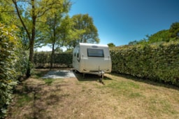 Kampeerplaats(en) - Pakket Standplaats Confort Caravan - Camper - Camping Avignon Parc