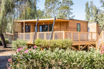 Mietunterkunft - Hütte Ultimate Plus | 36M² | Klimaanlage + Wifi | 2 Schlafzimmer | 2 Badezimmer | Hochterrasse - - Camping Marina d'Erba Rossa