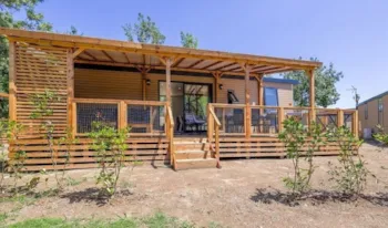 Mietunterkunft - Hütte Ultimate Plus | 47M² | Klimaanlage + Wifi Tv | 3 Schlafzimmer | 2 Badezimmer | Hochterrasse - - Camping Marina d'Erba Rossa