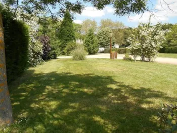 Stellplatz - Platz Confort - Strom 6A - Wasseranschluss - Abwasser - Zone Rose - Castel Camping Château de Poinsouze