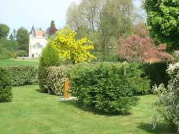 Stellplatz - Platz Confort - Strom 10A - Wasseranschluss - Abwasser - Z1 - Castel Camping Château de Poinsouze