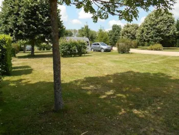 Stellplatz - Stellplatz Castel Premium - Strom 20 A - Abwasser - Fließwasseranschluss - 112 - Castel Camping Château de Poinsouze