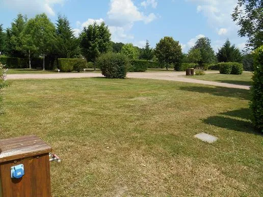 Emplacement Premium Castel - Electricité 20 A - Eau - Evacuation Eaux Grises - 112