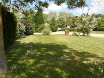 Stellplatz - Platz Confort - Strom 6A - Wasseranschluss - Abwasser - Z2 - Castel Camping Château de Poinsouze