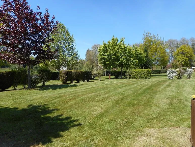 Emplacement Premium Castel - Electricité 20 A - Eau - Evacuation Eaux Grises - 099