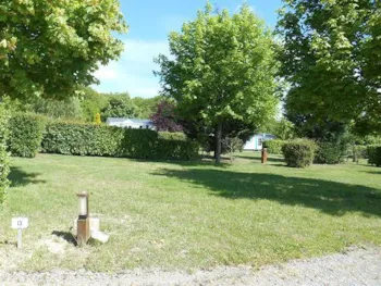 Stellplatz - Platz Grand Confort - Strom 10A - Wasseranschluss - Abwasser - Z3 - Castel Camping Château de Poinsouze