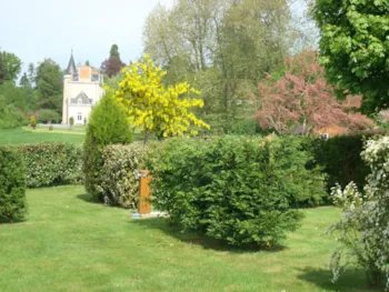 Stellplatz - Platz Confort - Strom 10A - Wasseranschluss - Abwasser - Z1 - Castel Camping Château de Poinsouze