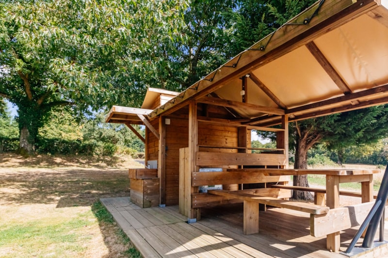 Stellplatz Castel Suite P+ Strom 20A - Fließwasser- und Abwasseranschluss - mit Sanitäranlagen - Z4