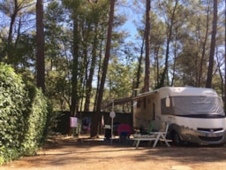Kampeerplaats(en) - Standplaats + Voertuig - Camping le Devançon
