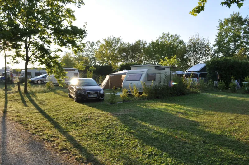 Forfait Confort - Caravane- Tente- Camping-Car - 2 Personnes - Electricité Incluse
