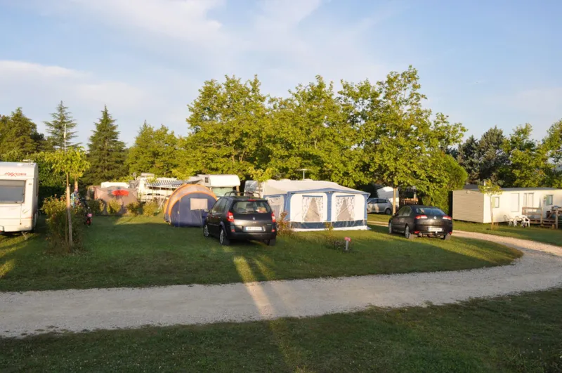 Forfait Confort - Caravane- Tente- Camping-Car - 2 Personnes - Electricité Incluse