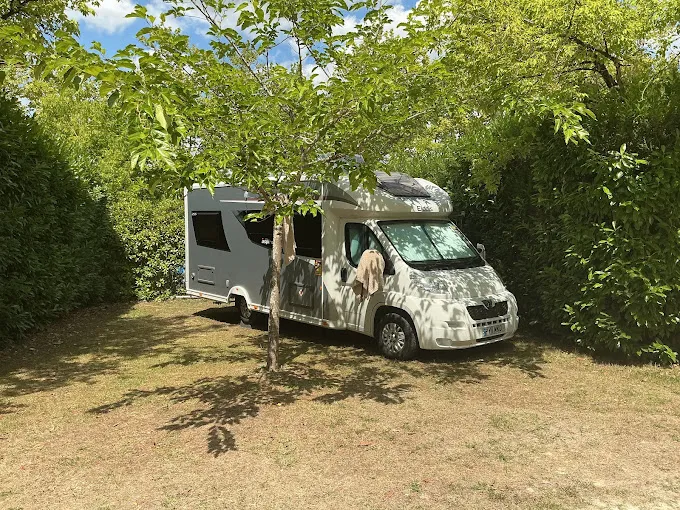 Forfait Grand Confort - Camping-Car - Caravane- Tente -Eléctricité - Parcelle Supérieure À 150M²