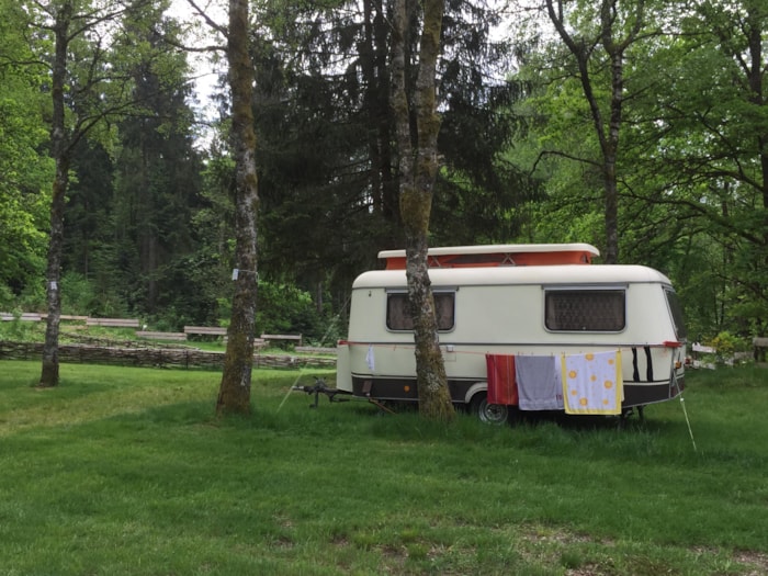Forfait B: Emplacement Tente, Caravane Ou Camping Car + Véhicule Parking + Électricité 16A