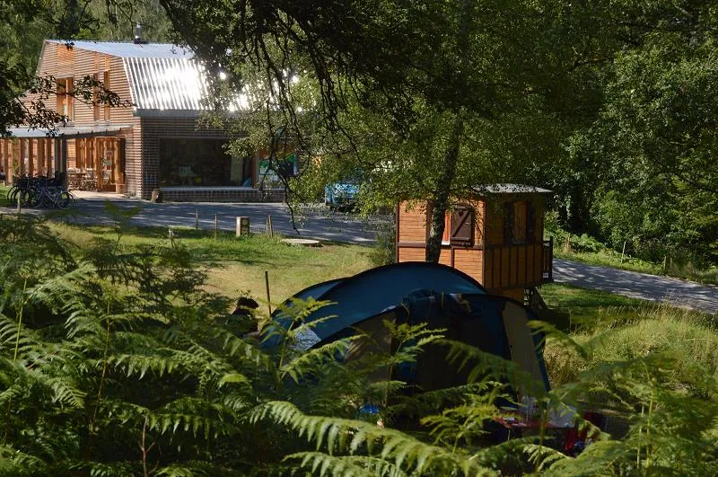 Forfait B: Emplacement Tente, Caravane Ou Camping Car + Véhicule Parking + Électricité 16A