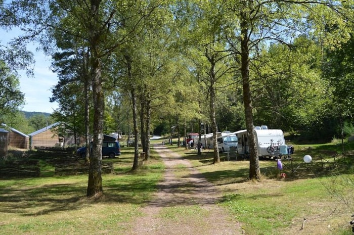 Forfait B: Emplacement Tente, Caravane Ou Camping Car + Véhicule Parking + Électricité 16A