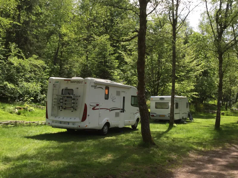 Forfait B: Emplacement Tente, Caravane Ou Camping Car + Véhicule Parking + Électricité 16A