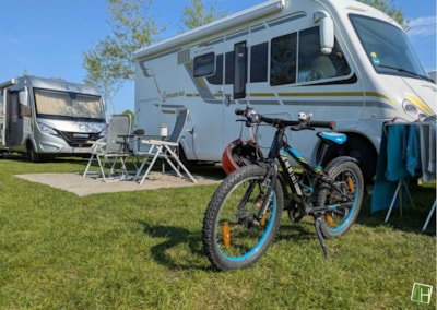 Basic pitch tent/caravan and car / camping car — 4