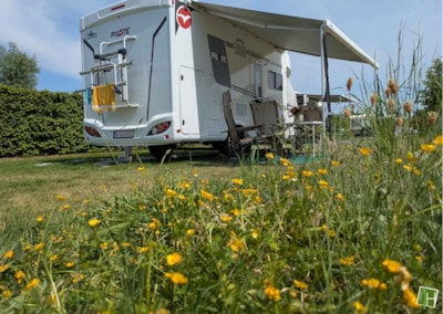 Basic pitch tent/caravan and car / camping car — 3