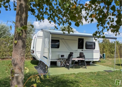 Basic pitch tent/caravan and car / camping car — 2
