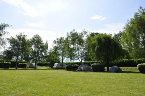 Emplacement - Emplacements De 100 À 200M² Avec Véhicule - image n°4 - Camping La Ferme du Lac