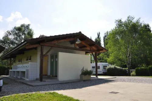 Emplacement - Emplacements De 100 À 200M² Avec Véhicule - image n°2 - Camping La Ferme du Lac