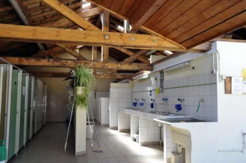 Emplacement - Emplacements De 100 À 200M² Avec Véhicule - image n°5 - Camping La Ferme du Lac