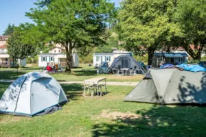 Emplacement - Radfahrer oder Wanderer: Zelt + Fahrrad - Camping Les Bords du Guiers