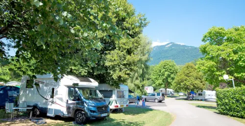 Stellplatz - Stellplatz - Auto, Zelt Oder Wohnwagen, Heißes Wasser, Strom 5A- - image n°2 - Camping La Ravoire