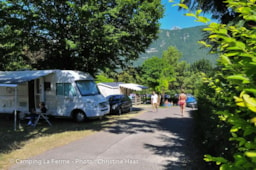 Kampeerplaats(en) - Standard Kampeerplaats(Elek. 6A Inbegrepen) + 1 Auto - Camping La Ferme