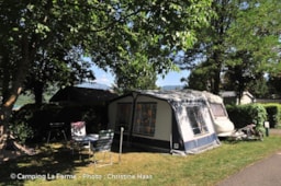 Kampeerplaats(en) - Comfort Kampeerplaats (Elek. 10A Inbegrepen) + 1 Auto - Camping La Ferme