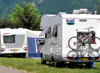 Stellplatz - Stellplatz Grand Comfort (Strom 10A Inklusive) + Anschluss An Trinkwasser Und Abwasser - Camping La Ferme