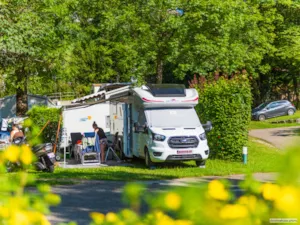 Emplacement - Emplacement Confort (élec. 10A inclus) + 1 voiture - Camping La Ferme
