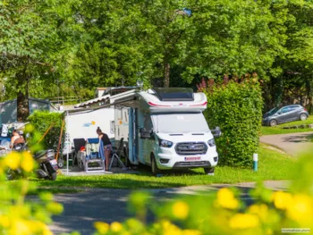Stellplatz - Comfort Stellplatz (Strom 10A Inbegriffen) + 1 Auto - Camping La Ferme