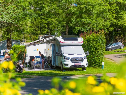Stellplatz - Comfort Stellplatz (Strom 10A Inbegriffen) + 1 Auto - image n°1 - Camping La Ferme