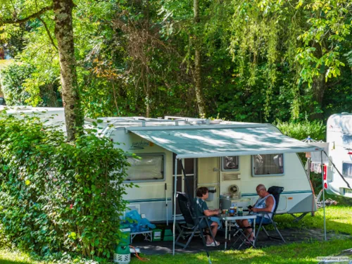 Stellplatz - Comfort Stellplatz (Strom 10A Inbegriffen) + 1 Auto - image n°2 - Camping La Ferme