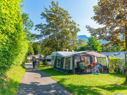 Stellplatz - Comfort Stellplatz (Strom 10A Inbegriffen) + 1 Auto - image n°3 - Camping La Ferme