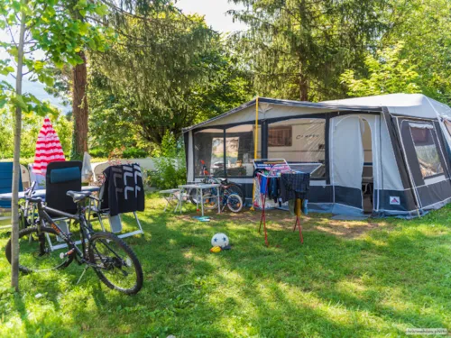 Pitch - Grand Comfort Camping Pitch (Elec. 10A Included) + Connection To Drinking Water And Waste Water - image n°2 - Camping La Ferme