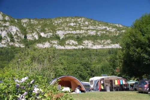 Pitch - Package: Pitch + Car + Tent Or Caravan - image n°3 - Yelloh! Village Camping les Fontaines